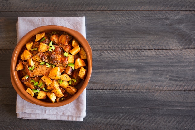 Foto prato tártaro asiático tradicional. batata cozida com carne de carneiro e legumes. foto com espaço de cópia