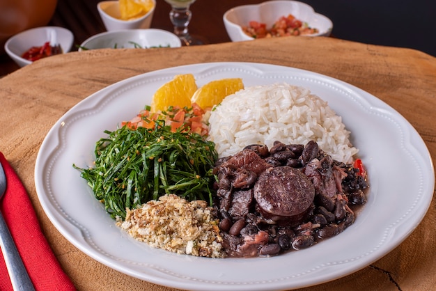 Foto prato típico brasileiro chamado feijoada