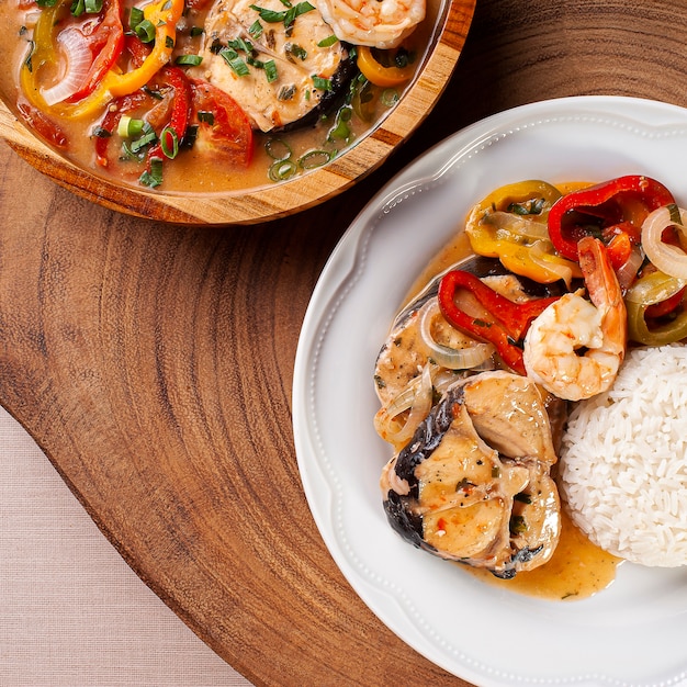 Prato típico da culinária brasileira chamado Moqueca de Peixe com camarão. Vista do topo