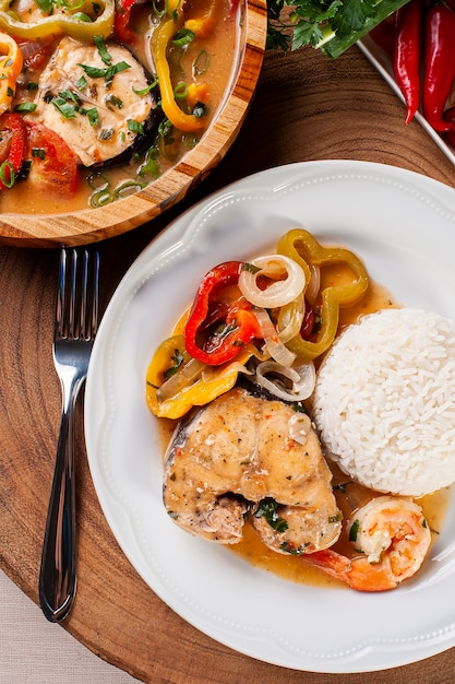 Foto prato típico da culinária brasileira chamado moqueca de peixe