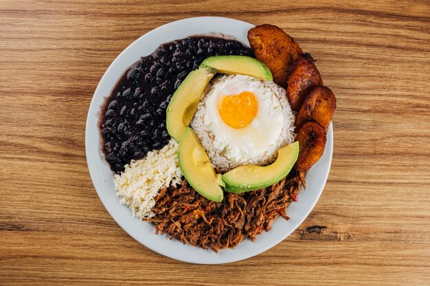 Foto prato típico latino-americano caseiro pabellon criollo comida venezuelana e colombiana