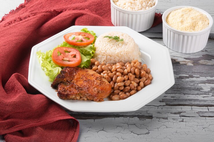 Prato tradicional da comida brasileira com feijão com arroz.