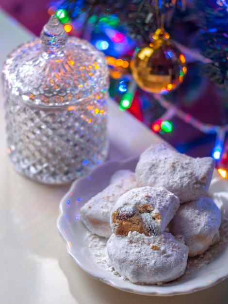 Prato tradicional de Natal grego - biscoitos Kourabiedes com amêndoas e açúcar em pó