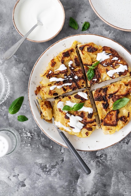 Prato tradicional de Tortilla de patatas Tortilha caseira com uma fatia de omelete cortada com batatas