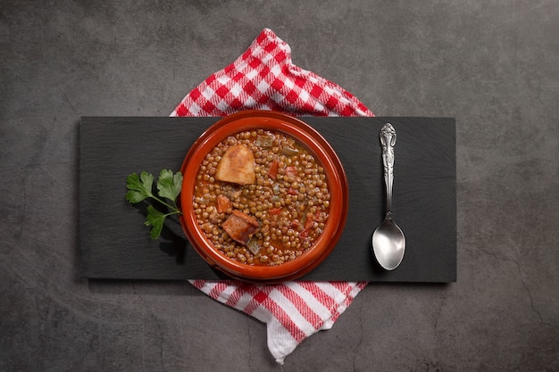 Prato tradicional espanhol de guisado de lentilha com chouriço e batatas