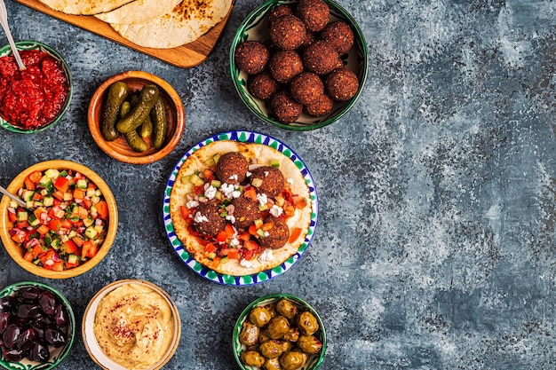 Prato tradicional falafel da cozinha israelense e do oriente médio