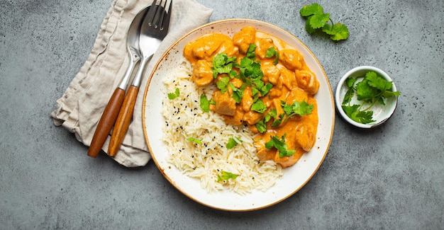 Prato tradicional indiano de curry de frango com arroz basmati e