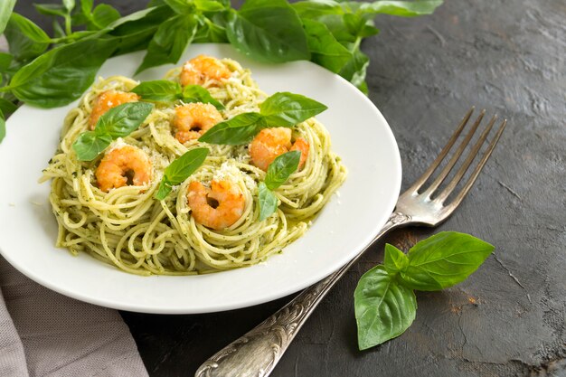 Prato tradicional italiano. macarrão com pesto. no escuro.