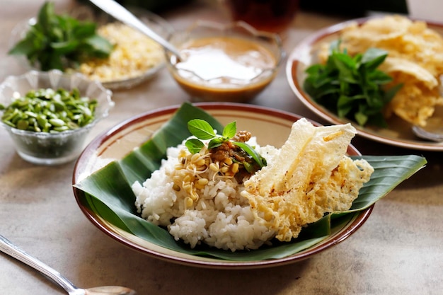 Prato tradicional Nasi Sambel Tumpang ou Sego Tumpang de Kediri East Java