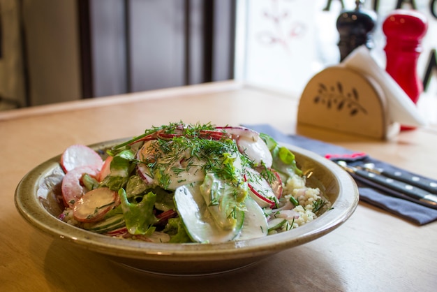 Prato ucraniano. cozinha nacional ucraniana. salada de vegetais