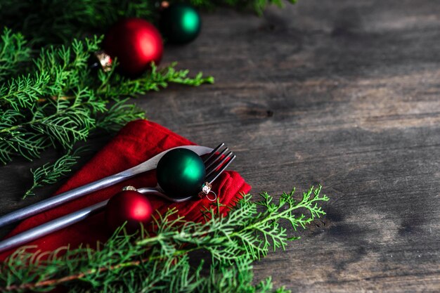 Prato vazio com decoração festiva e talheres na mesa para o jantar de Natal