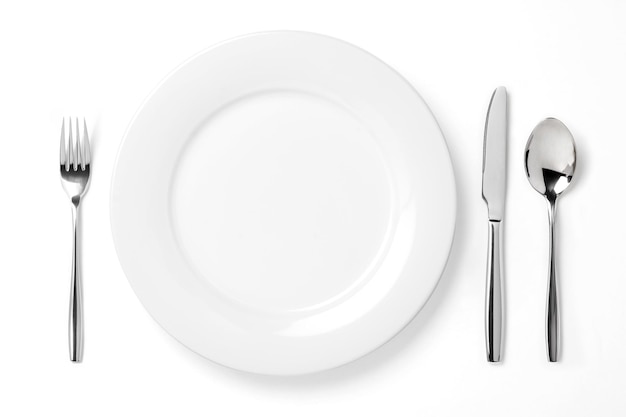 Foto prato vazio com faca de colher e garfo isolado em um branco
