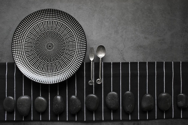 Prato vazio com talheres de prata no fundo preto em close up Design de modelo de conceito de menu de restaurante Visão superior Espaço de cópia