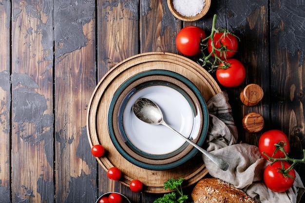 Foto prato vazio de cerâmica com tomates frescos