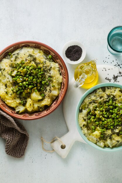 Prato vegano de pizzoccheri. uma receita adaptada da culinária italiana.