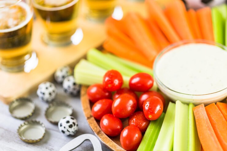 Foto prato vegetariano com molho para festa de futebol.