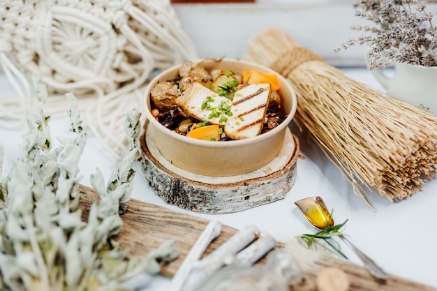 Prato vegetariano e rico em vitaminas com feijão de tofu e batatas em ecobox entregue