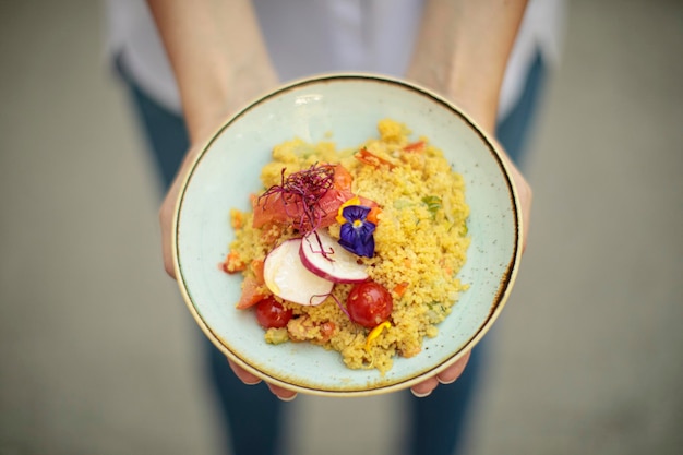 Foto prato vegetariano preparado com as mãos