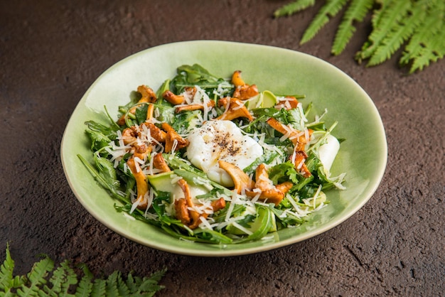 Prato verde e salada Caesar com salada caesar em um fundo escuro Salada de frango fresco