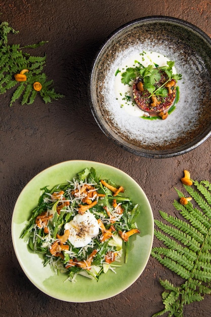 Prato verde e salada Caesar com salada caesar em um fundo escuro Salada de frango fresco