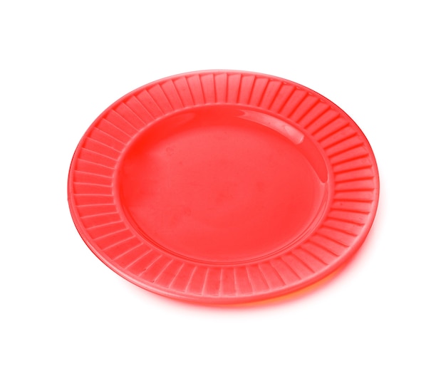 Prato vermelho vazio em fundo branco