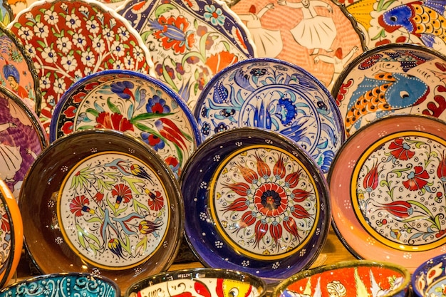 Pratos cerâmicos turcos tradicionais no bazar