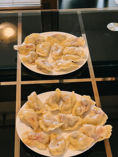 Foto pratos com bolinhos com cerejas estão na mesa na cozinha