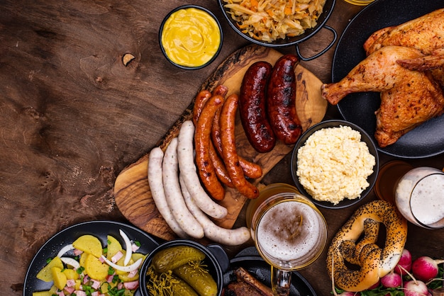 Pratos da oktoberfest com pretzel de cerveja e linguiça