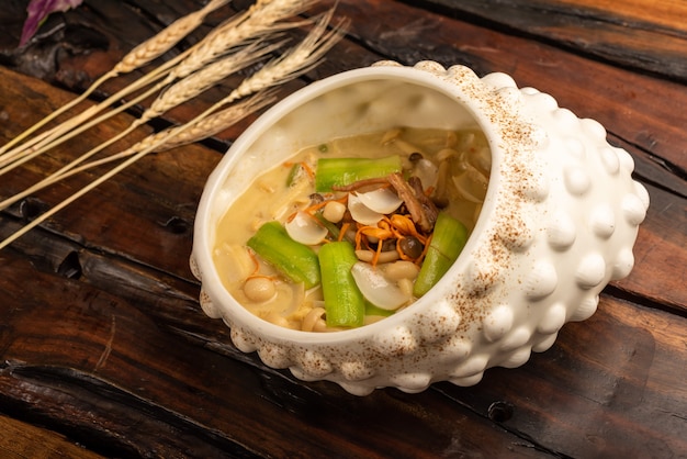 Pratos de banquete chinês tradicional, sopa de cogumelos diversos