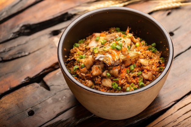 Pratos de banquete chineses tradicionais, arroz cozido de corvina amarela