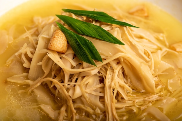 Pratos de banquete chineses tradicionais, rebentos de bambu secos fritos