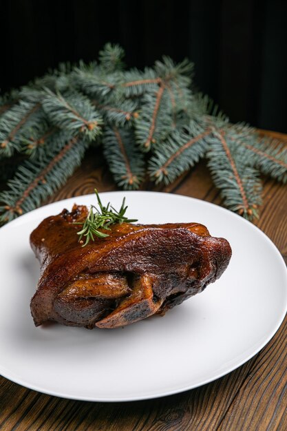 Pratos de carne em uma mesa de madeira Jantar de Natal