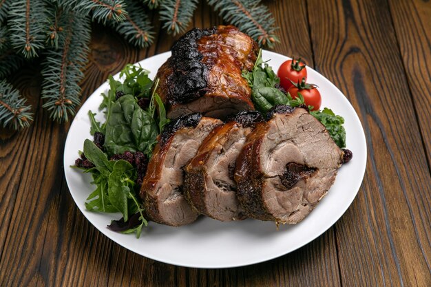 Pratos de carne em uma mesa de madeira Jantar de Natal