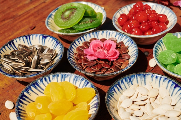 Pratos de cerâmica com frutas secas e sementes