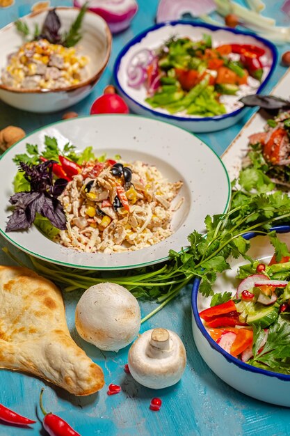 Pratos de comida armênia georgiana com ervas, carne, legumes picados e especiarias em muitos 5 pratos brancos