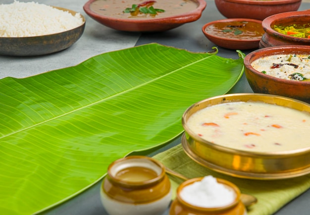 Foto pratos de festa tradicionais de kerala dispostos em fundo de cor cinza