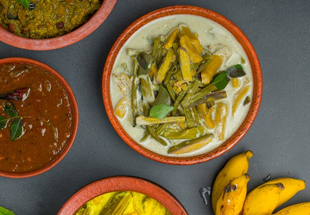 Foto pratos de festa tradicionais de kerala dispostos em fundo de cor cinza