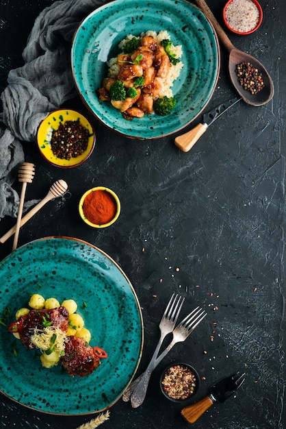 Pratos de Frango com Batatas e Arroz No prato Vista de cima Espaço livre para o seu texto Estilo rústico