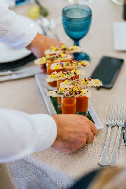 Foto pratos de luxo num bom restaurante.