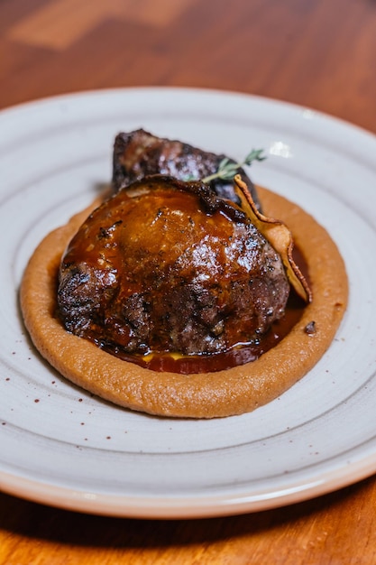 Foto pratos de luxo num bom restaurante.