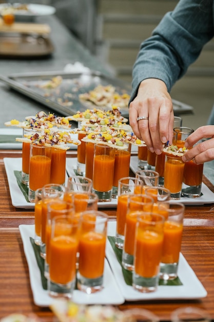 Foto pratos de luxo num bom restaurante.