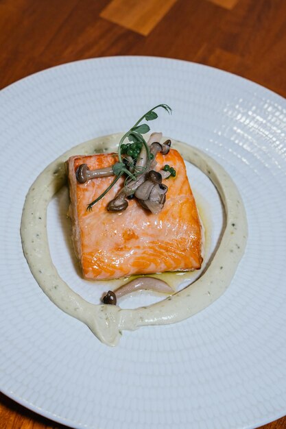 Foto pratos de luxo num restaurante de qualidade