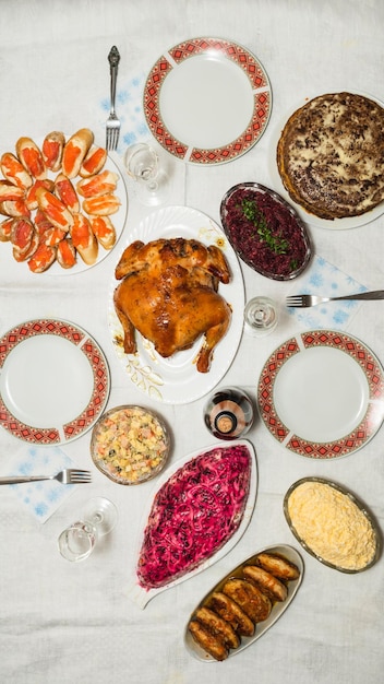 Foto pratos de natal e ação de graças frango grelhado e aperitivos