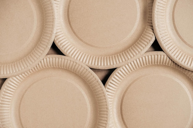 Pratos de papel kraft descartáveis como imagem de fundo Utensílios de mesa descartáveis ecologicamente corretos