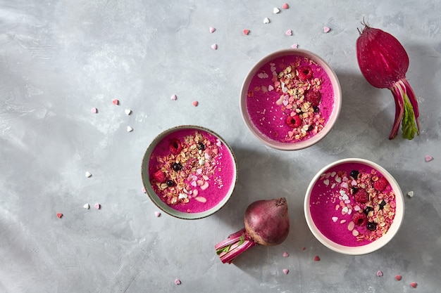 Pratos de smoothies com framboesas, granola e sementes de gergelim