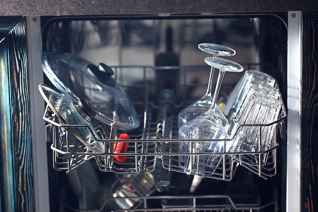 pratos em uma máquina de lavar louça aberta, estilo de vida em casa, limpeza e fundo de conveniência