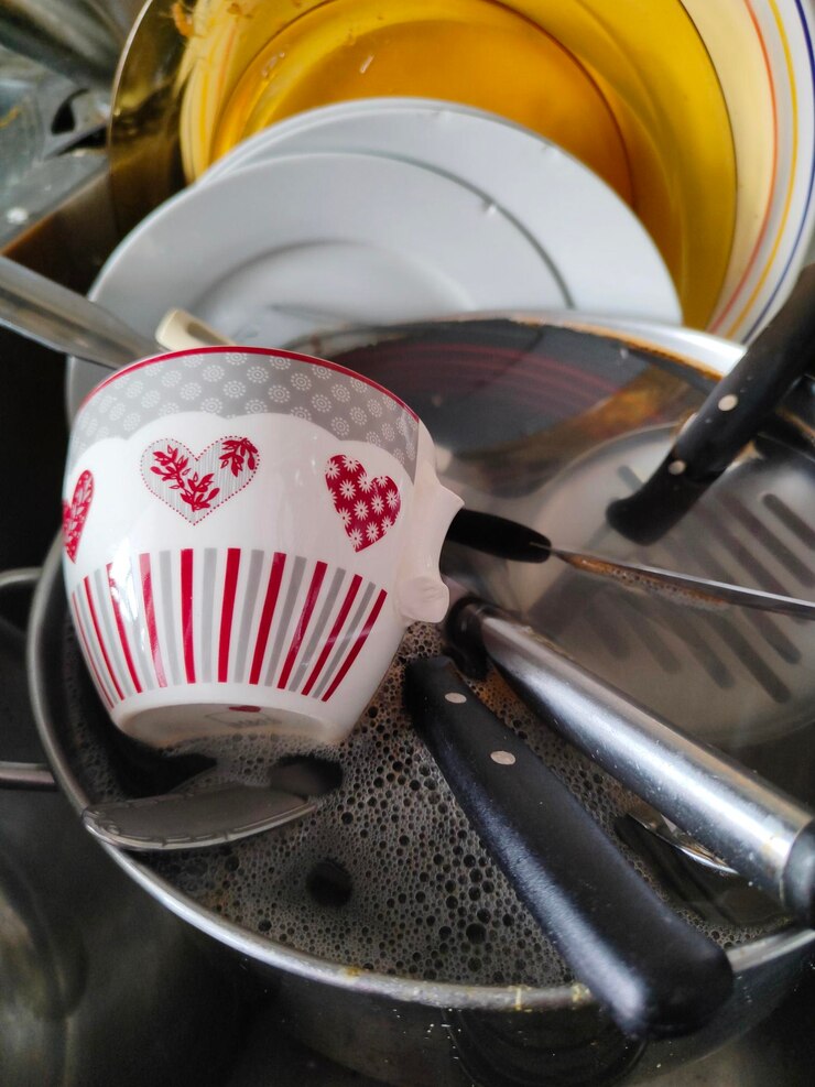 Foto pratos para lavar na pia da cozinha