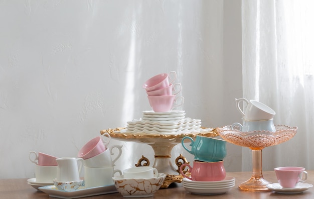 Foto pratos para servir chá na mesa de madeira no fundo branco