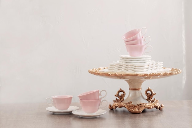 Pratos para servir chá na mesa de madeira no fundo branco