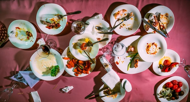 Pratos sujos em uma mesa em um restaurante depois de comer